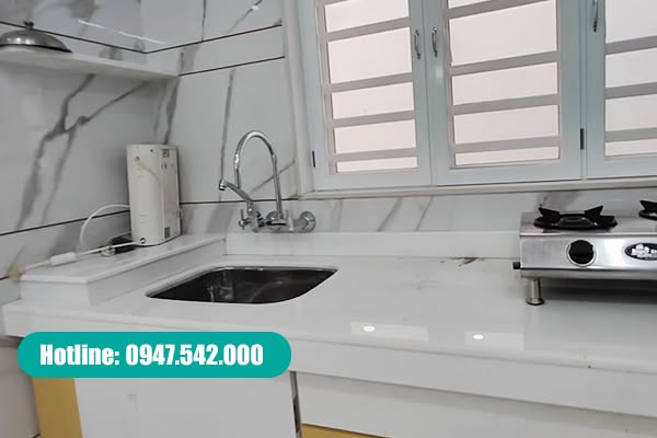 Đá bàn bếp màu trắng vân mây cho không gian bếp hiện đại