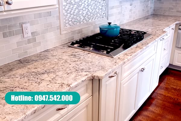 Đá Granite màu trắng làm mặt bàn bếp biệt thự