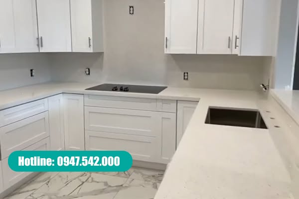Đá Quartz màu trắng làm mặt bàn bếp đẹp cho căn nhà sang trọng