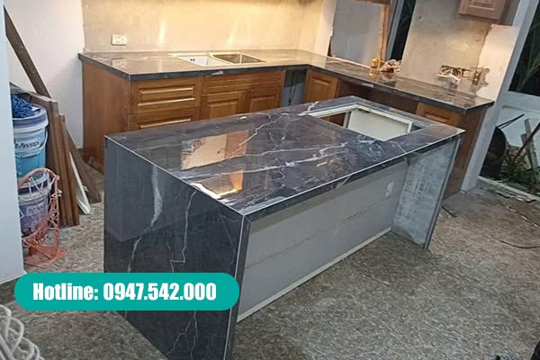 Mặt bàn bếp bằng đá sang trọng và dễ vệ sinh