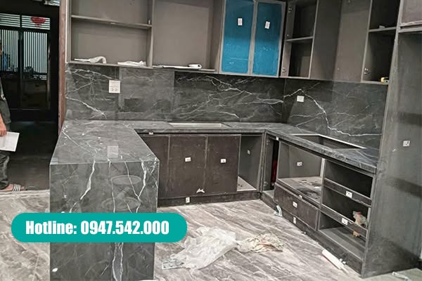 Mặt bàn bếp sử dụng đá nung kết với khả năng chịu nhiệt tốt