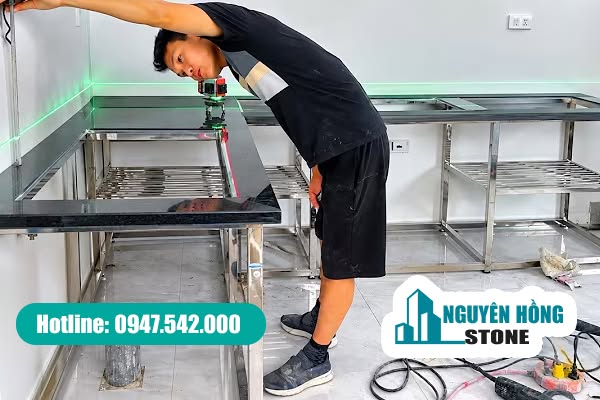 Đo đạc, kiểm tra chính xác kích thước lắp đặt trong quá trình thi công đá bàn bếp