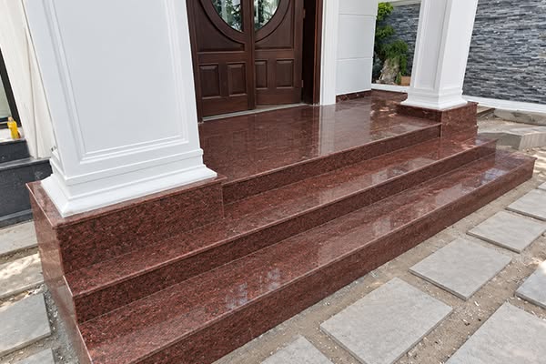 Đá granite đỏ lát bậc tam cấp bền đẹp cho công trình