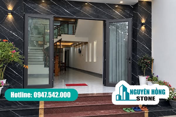 Mẫu đá ốp mặt tiền màu đen sang trọng cho nhà phố